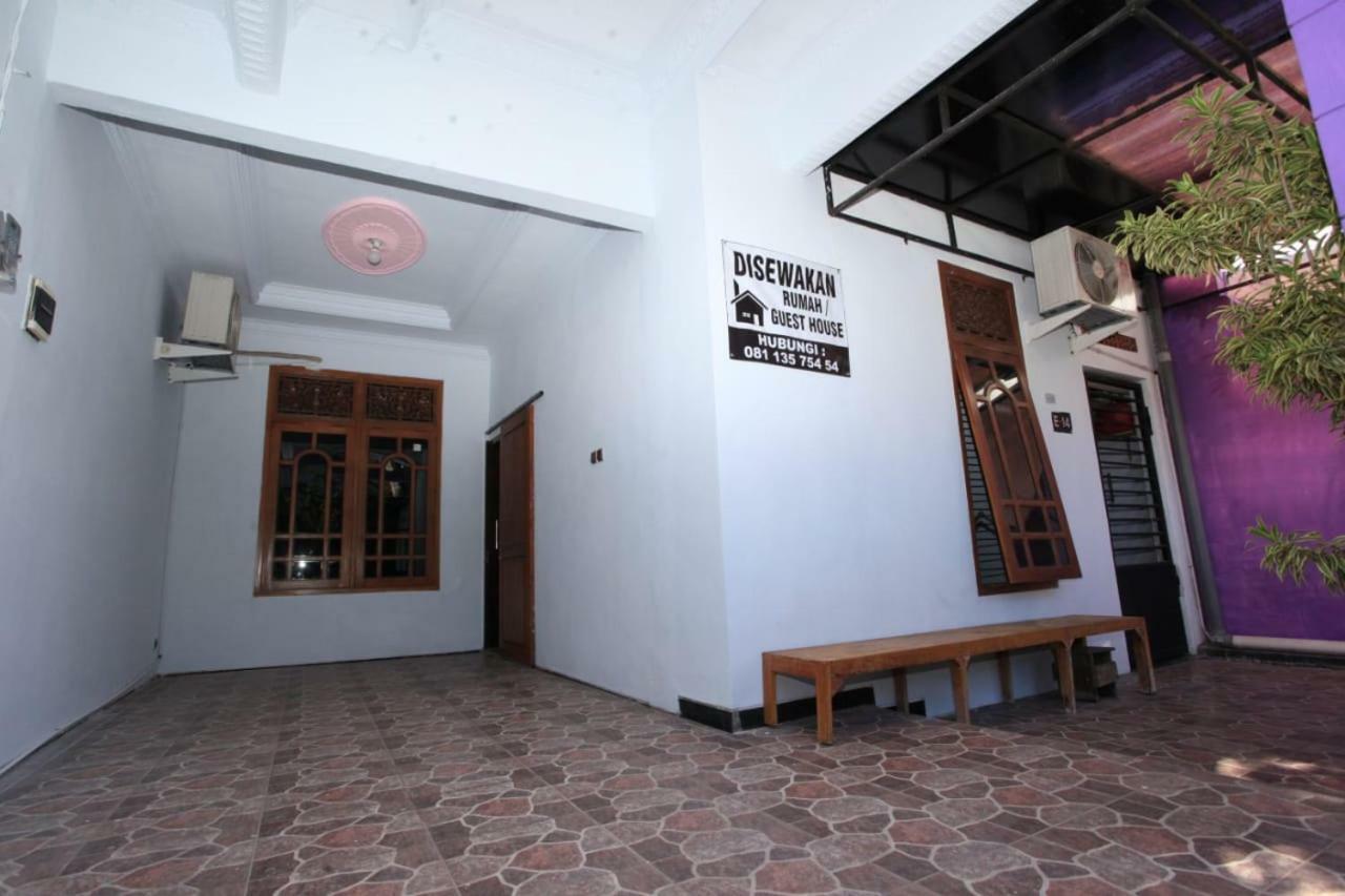 R2 Wisma tamu *